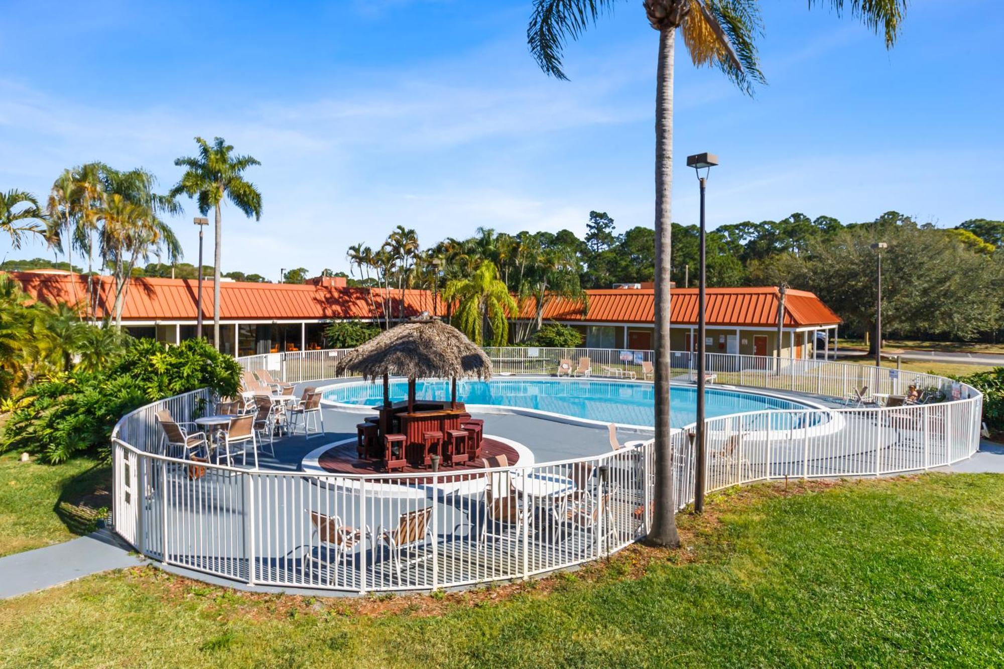 Vero Beach Inn & Suites Vero Beach I-95 (Adults Only) Экстерьер фото